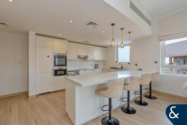 One Bed I Fully Upgraded I 1022 Sqft